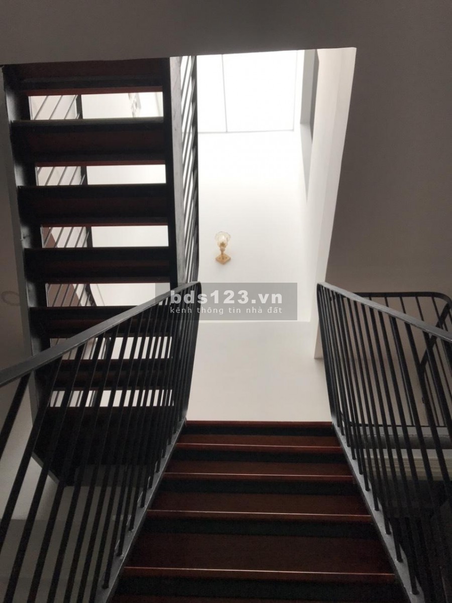 Cần tiền bán gấp nhà Hồng Bàng, F.16, Quận 11. DT 33.6m2. Giá 3.45 tỷ.