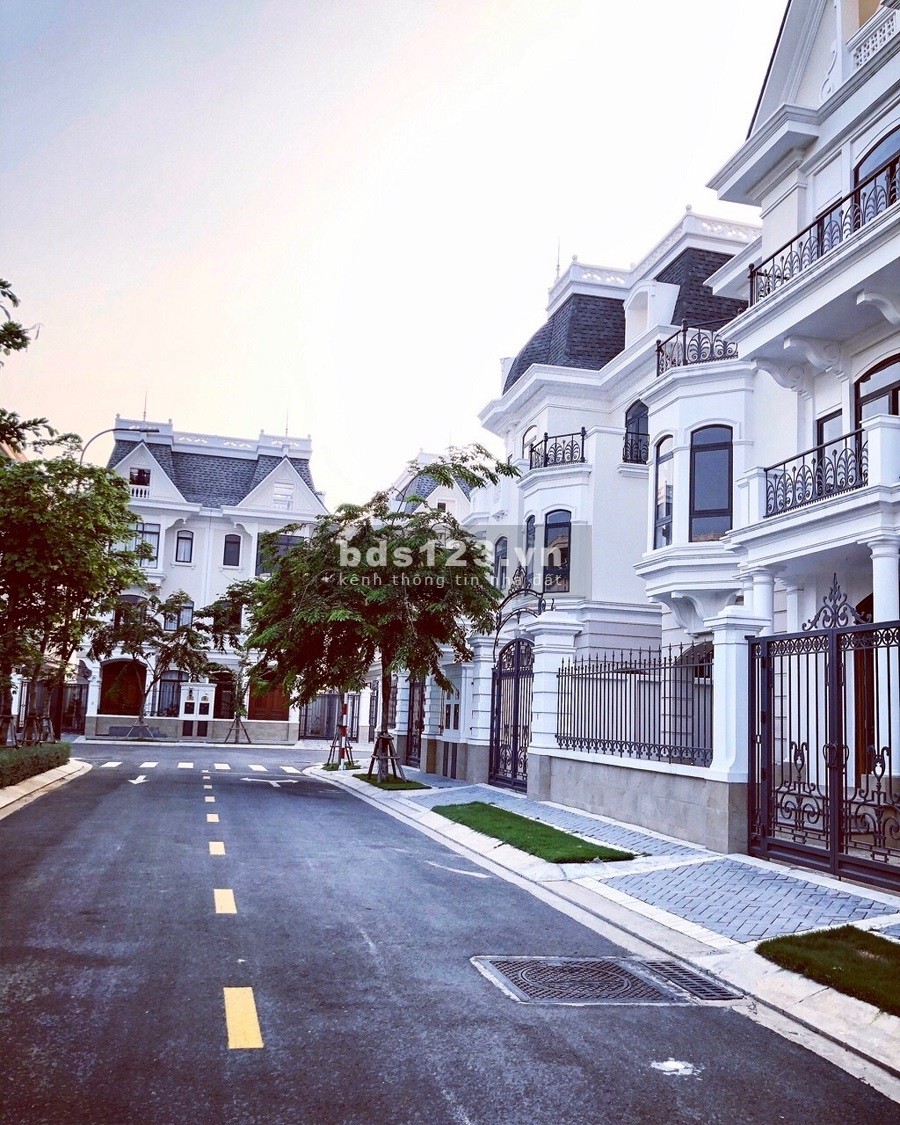 Bán biệt thự Victoria Village Quận 2 đối diện công viên, DT 200m2, nhà thô, giá bán tốt 30 tỷ