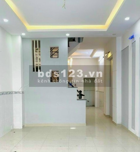 Nhà 4 tầng xe hơi đỗ cửa, CMT8, P.4, Tân Bình. 5,6 tỷ