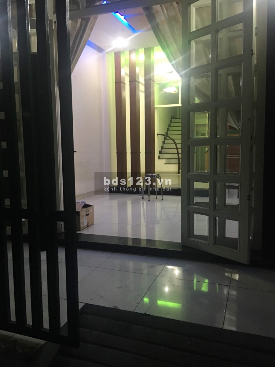Bán gấp nhà Tân Bình, gần chợ Trần Văn Quang