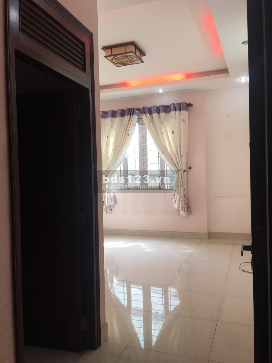 Bán gấp nhà Tân Bình, gần chợ Trần Văn Quang