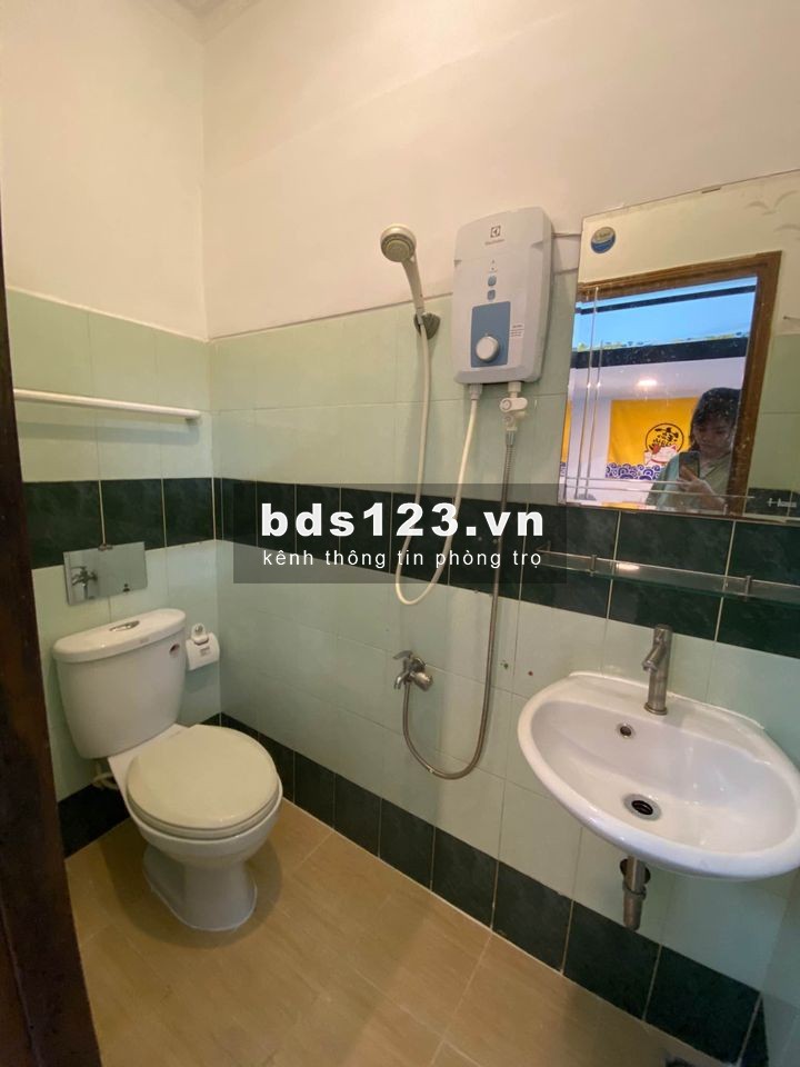 Cho thuê phòng thoáng mát có ban công rộng 30m2 Tân Bình
