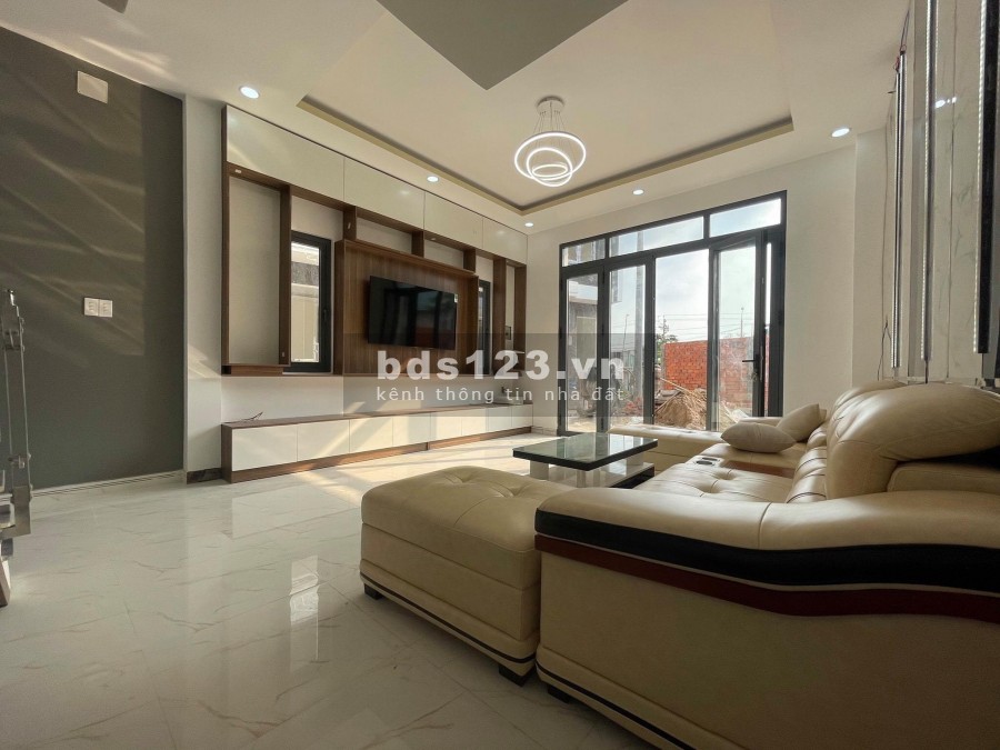 Bán nhanh căn nhà vừa xây xong bên sau lưng chợ Hưng Long Bình Chánh, SHR