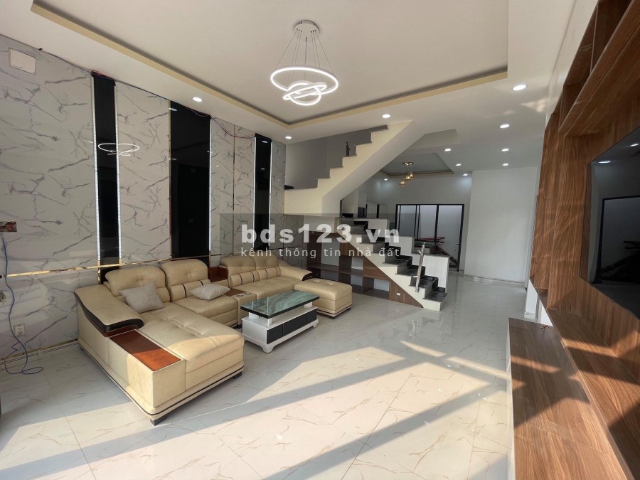Bán nhanh căn nhà vừa xây xong bên sau lưng chợ Hưng Long Bình Chánh, SHR