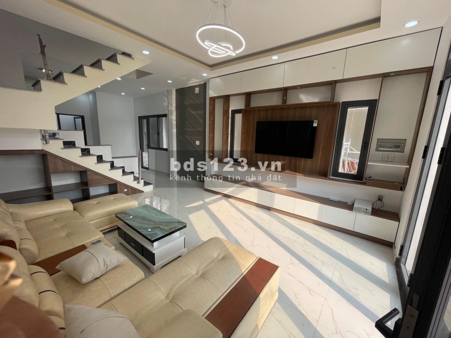 Bán nhanh căn nhà vừa xây xong bên sau lưng chợ Hưng Long Bình Chánh, SHR