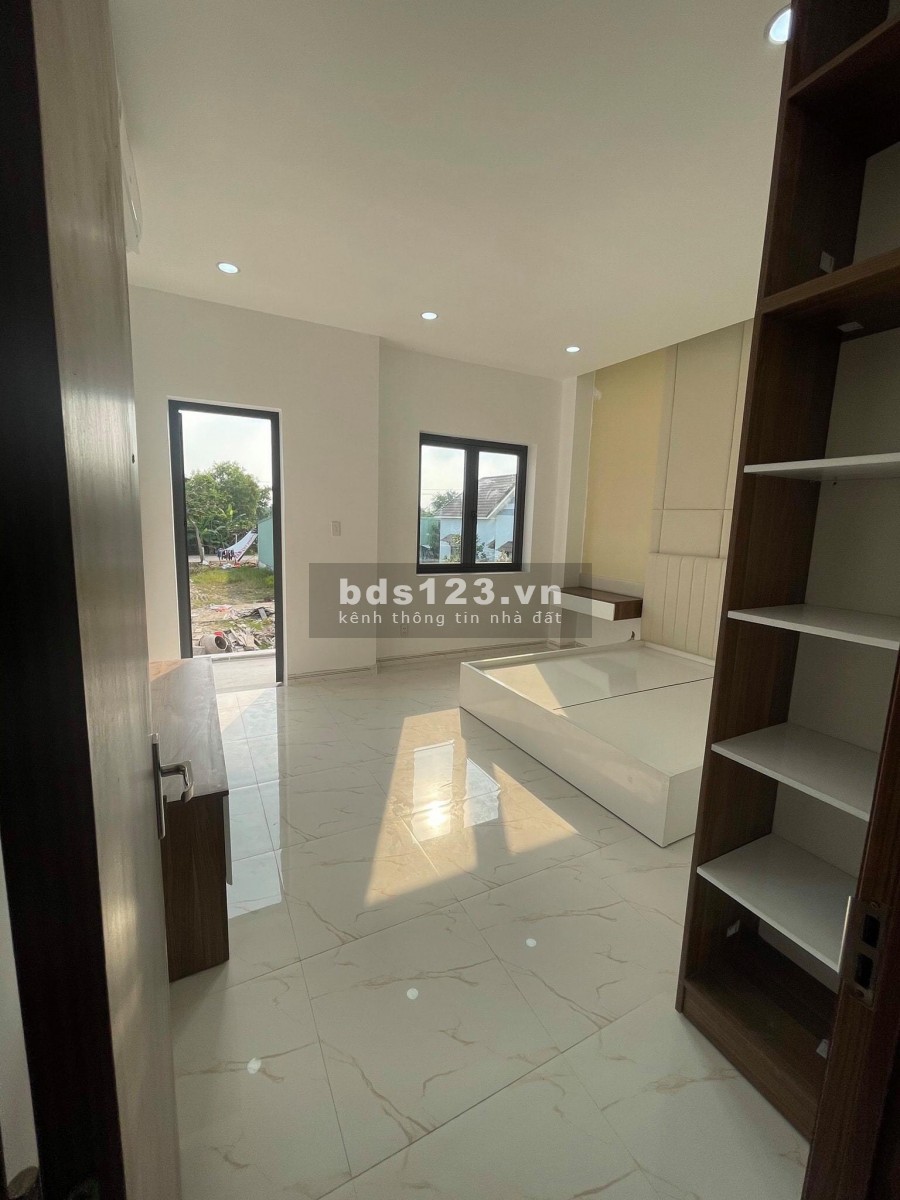 Bán nhanh căn nhà vừa xây xong bên sau lưng chợ Hưng Long Bình Chánh, SHR