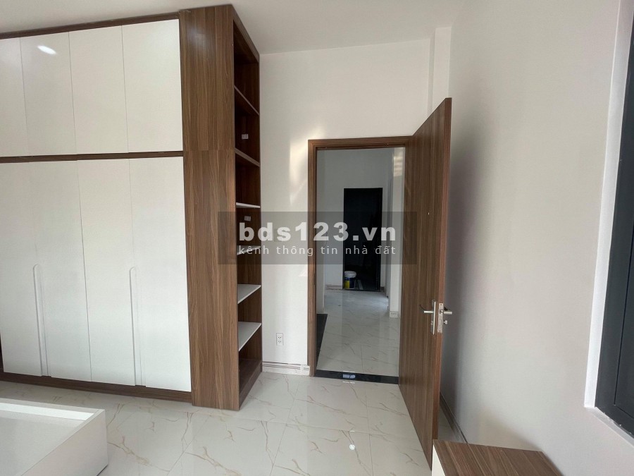 Bán nhanh căn nhà vừa xây xong bên sau lưng chợ Hưng Long Bình Chánh, SHR