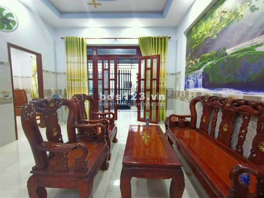 Bán nhà 1 trệt 1 lầu 70m2 hoàn công TT Thuận An, sân xe hơi, SHR, tặng nội thất