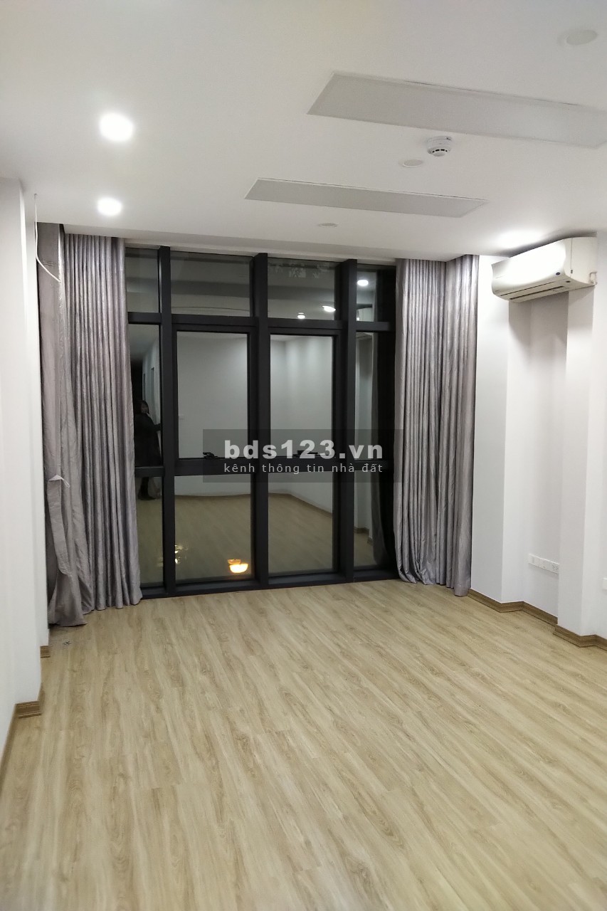 Nhà mặt phố Lạc Long Quân. 58m2 x 6 tầng. Đầy đủ bàn ghế, modem wifi & thang máy