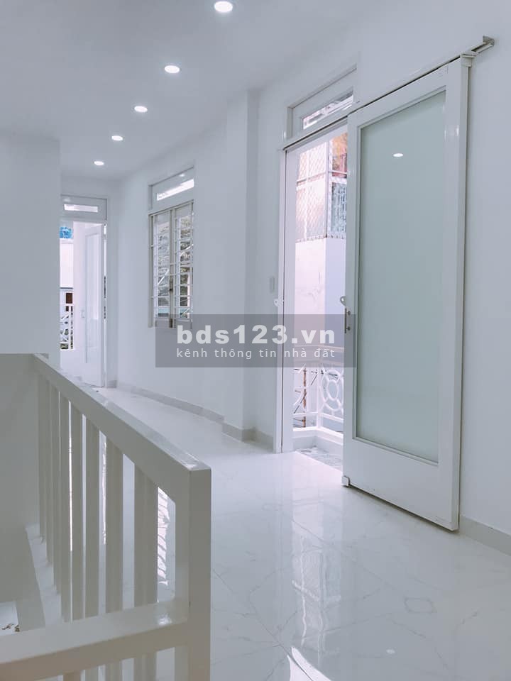 Bán nhà hẻm 647 Lạc Long Quân, giá rẻ rộng 36m2. LH: 0708000454.