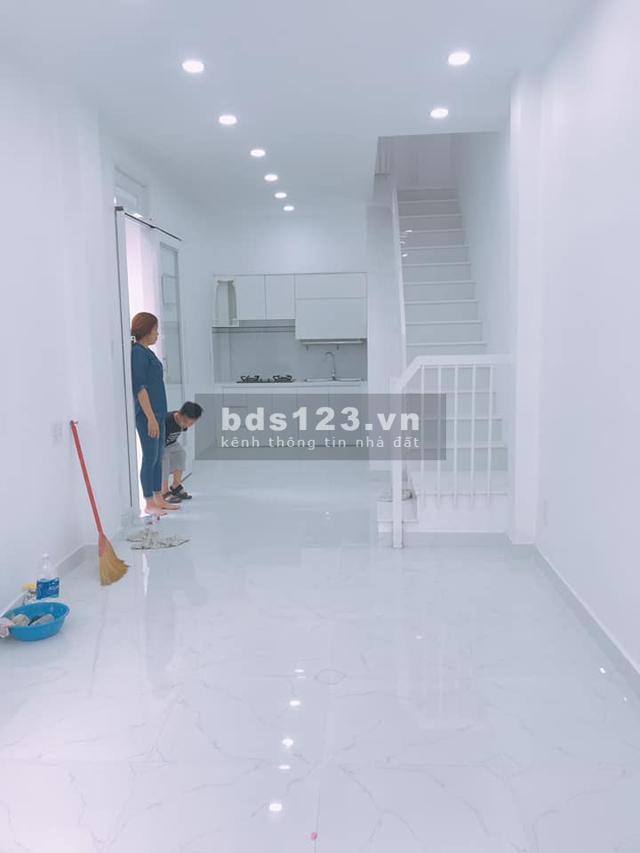 Bán nhà hẻm 647 Lạc Long Quân, giá rẻ rộng 36m2. LH: 0708000454.