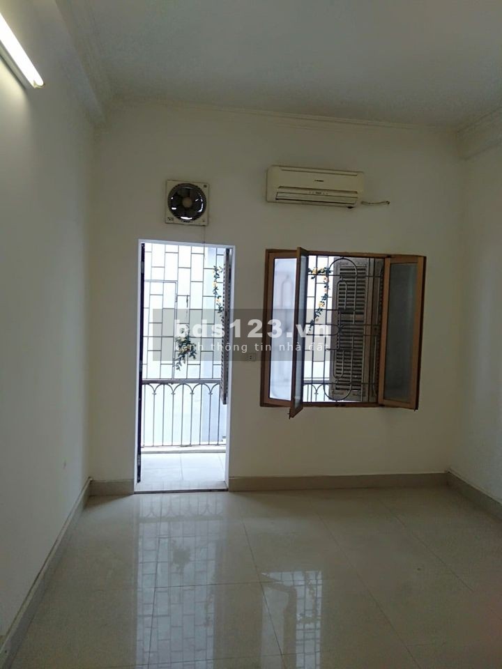 Bán nhà ngõ 285 Đội Cấn Ba Đình. Nhà đẹp về ở ngay. DT 45m2 giá chỉ 4.5 tỷ.