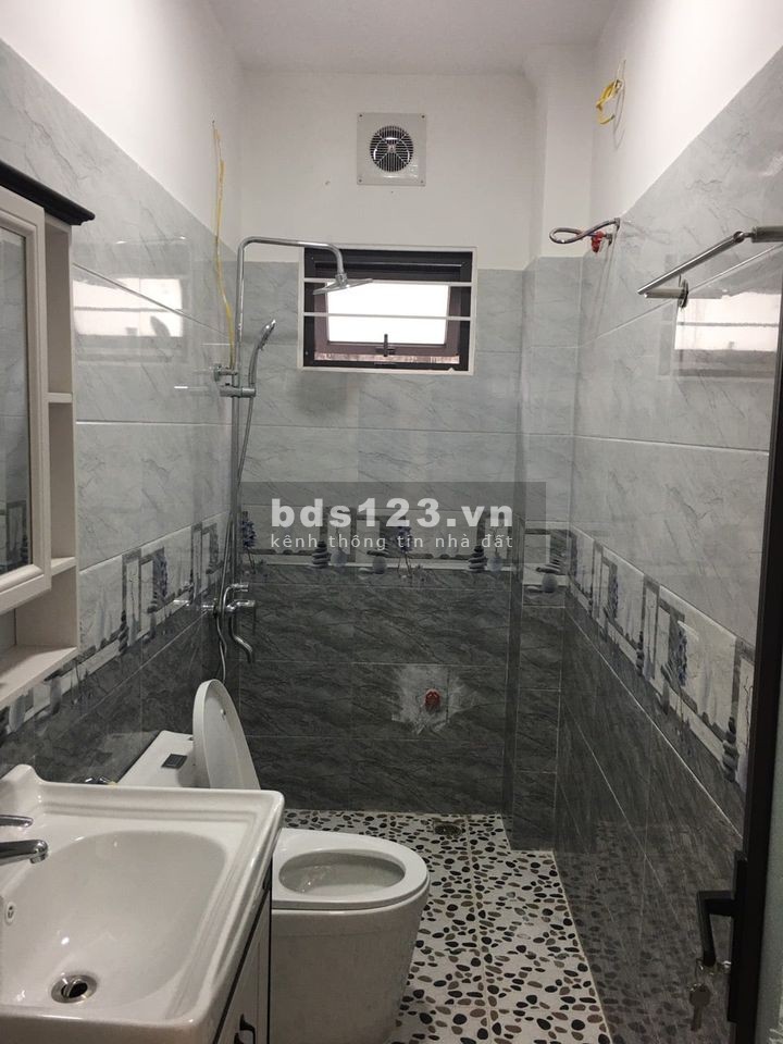 CẦN BÁN nhà Lạc Long Quân, Trích Sài, Tây Hồ, 30m2,5T chỉ vài bước ra hồ Tây cực thoáng mát giá chỉ 2,97 tỉ