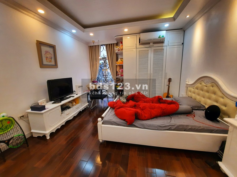 Bán gấp CHCC TĐC Hoàng Cầu giá 2,2 tỷ, 61m2, giáp hồ, giao luôn