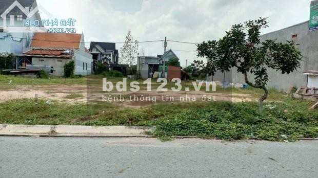GD LÀM ĂN THUA LỖ BÁN GẤP NHÀ CẤP 4 + LÔ ĐẤT 300M2 (10X30M2) NGAY CHỢ GIÁ RẺ
