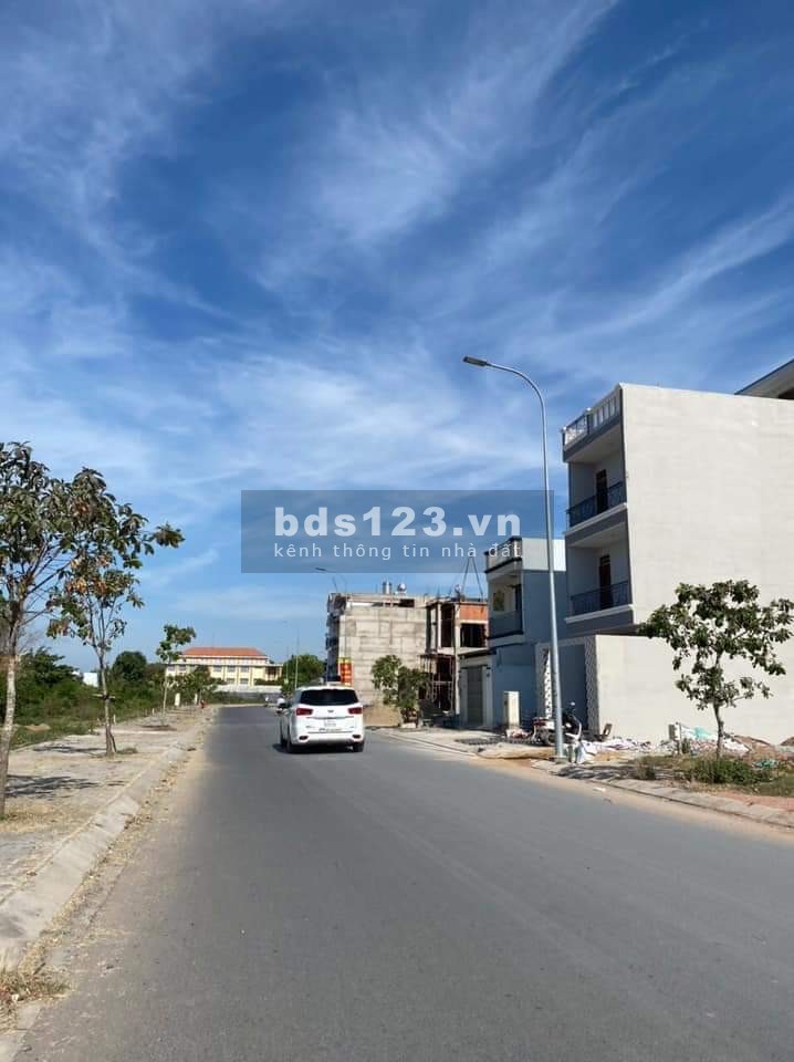 Bán lô đất 90m2 ngay đường Nguyễn Văn Cự, sổ hồng riêng