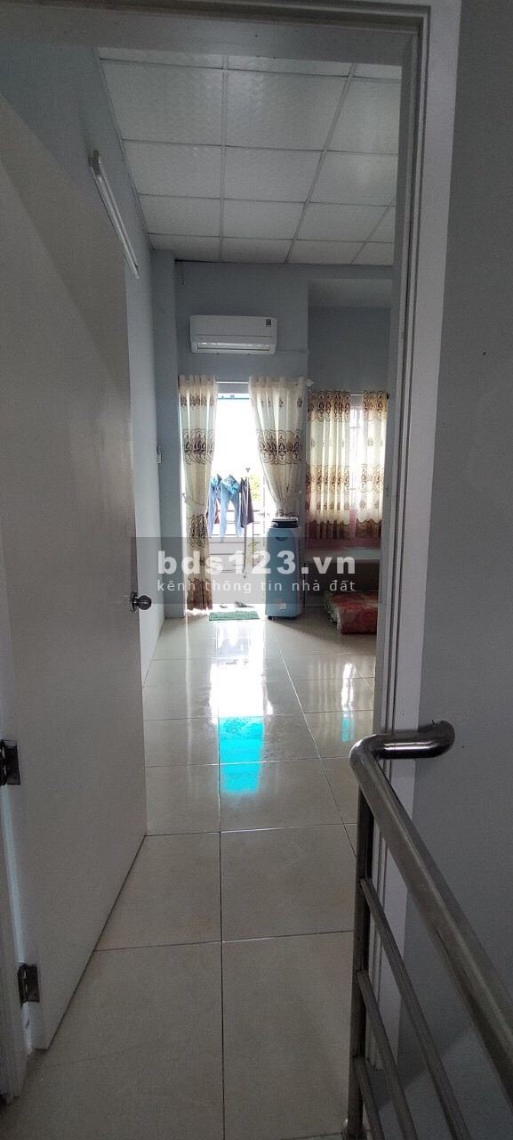 Cần bán gấp nhà 3.3x10m, 1 lầu, giá 1.3 tỷ hẻm Quốc Lộ 50 (gần Nguyễn Văn Linh)