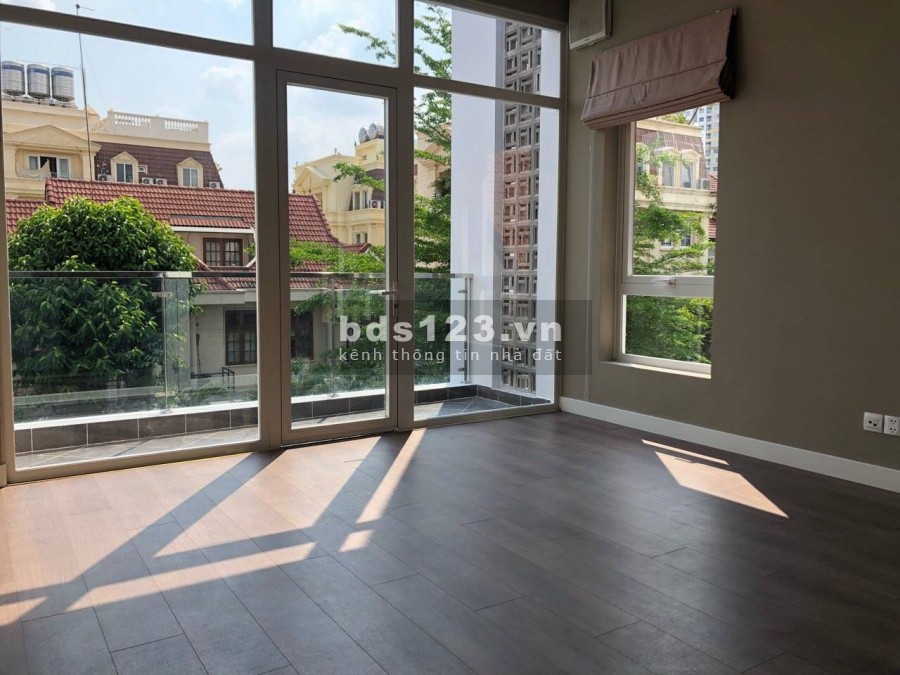 Cho thuê Villa 450m2 trệt 2 lầu áp mái 5P,sân vườn,NTCB Thảo Điền Quận 2