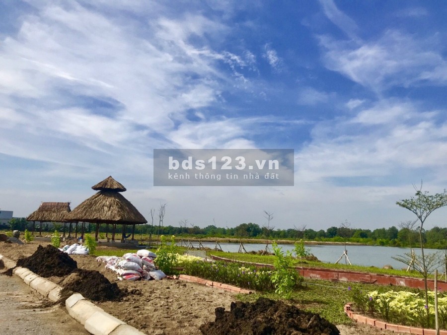 Chỉ cần 400tr là đã sỡ hữu ngay nền đất full thổ cư , SHR , sang tên ngay , view hồ , mặt tiền đường !