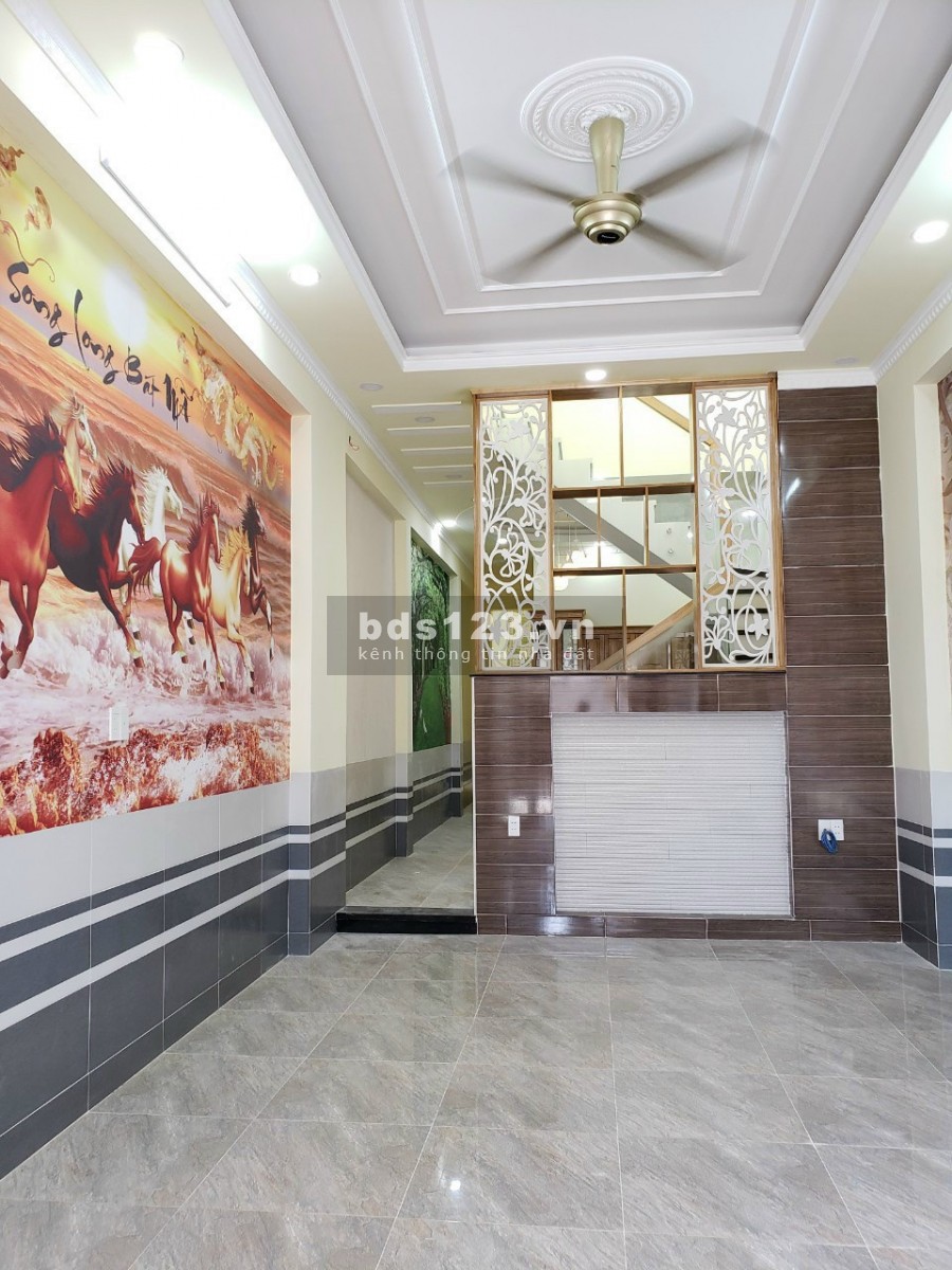 Bán nhà sân ô tô, 3PN, 2 WC, bếp rộng rãi ngay ngã tư Miếu Ông Cù Thuận An