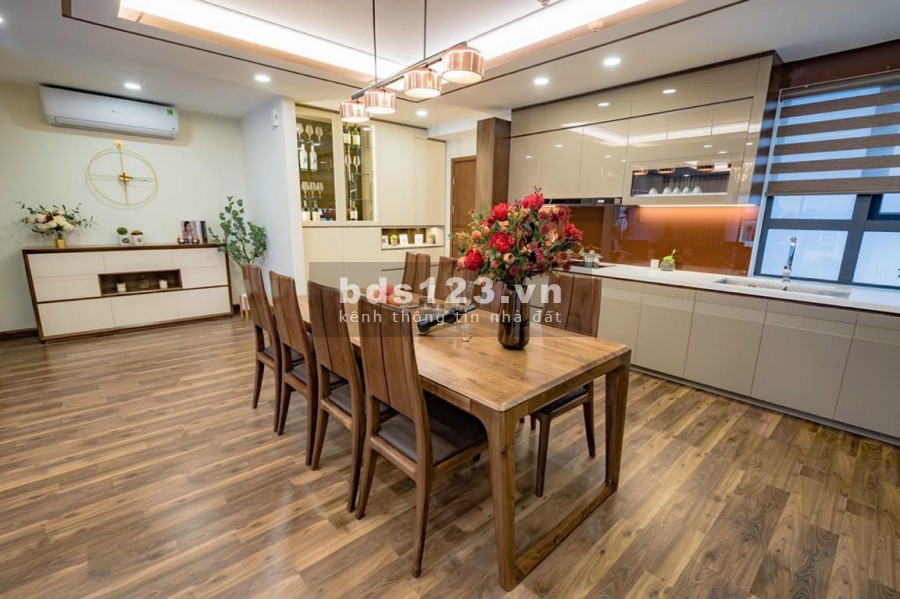 Cần tiền bán gấp nhà ngõ 157 chùa Láng giá 3,48 tỷ, dt 37mx4T, Căn góc.