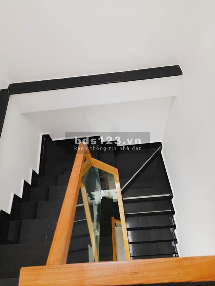 Nhà 4 tầng, cách 1 căn ra mặt tiền Đồng Đen, Bàu Cát. 5,6 tỷ