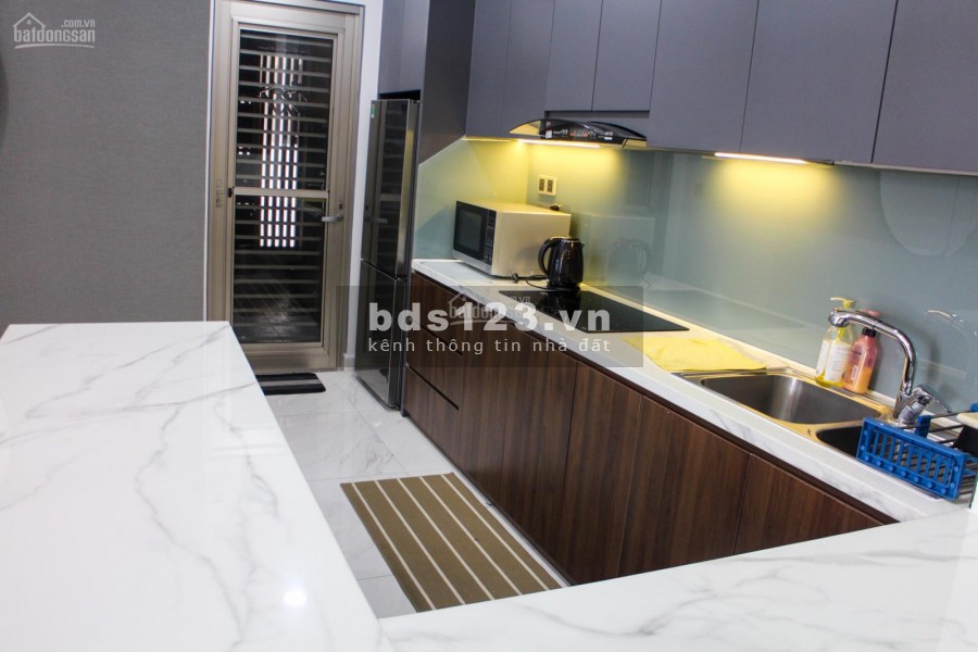 Cho thuê căn hộ rộng 120m2, 3 PN, có sẵn đồ dùng, nhà còn mới, cc Midtown Quận 7, giá 33 triệu/tháng