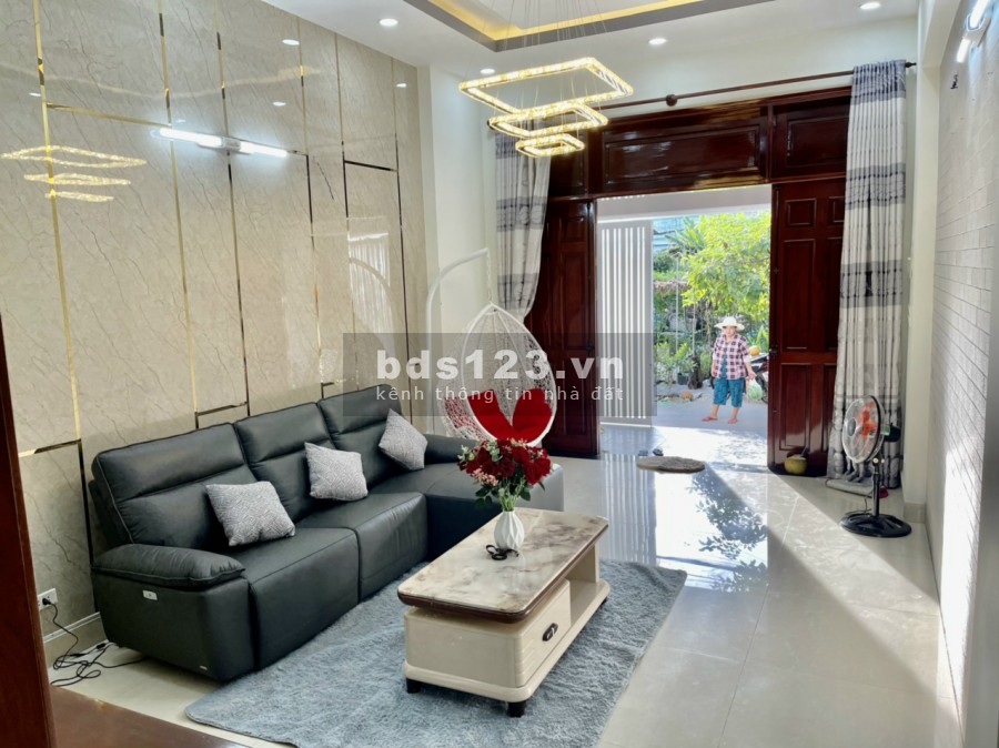 Bán nhà hẻm xe hơi Huỳnh Tấn Phát, phường Phú Mỹ Quận 7. Dt: 4x15m trệt 2 lầu sân thượng, 4pn chỉ 4.950 tỷ