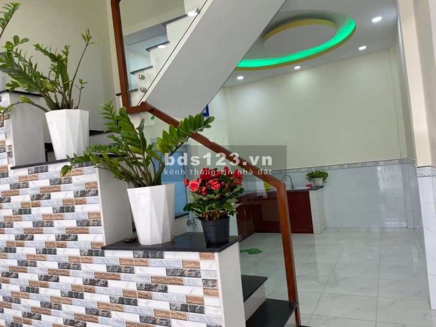 Nhà gần chợ Hưng Long, Bình Chánh. Sổ hồng riêng