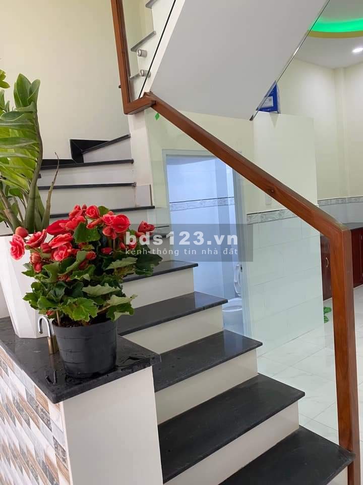Nhà gần chợ Hưng Long, Bình Chánh. Sổ hồng riêng