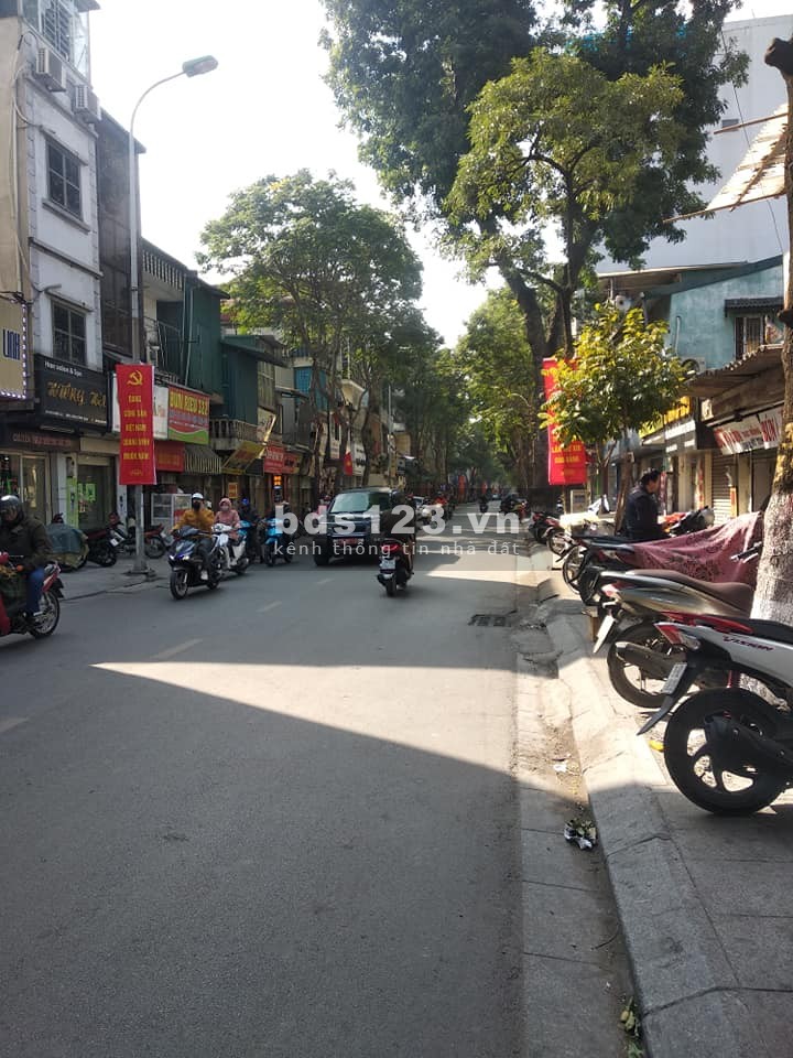 Bán nhà 2 tầng cũ MP Đội Cấn ô tô 2 chiều 41m2 giá 10,8 tỷ. LH 0912442669
