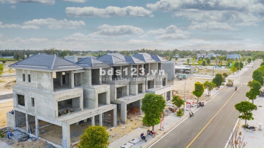 Khách cần bán lô đất 250 m2, cách biển 300m,