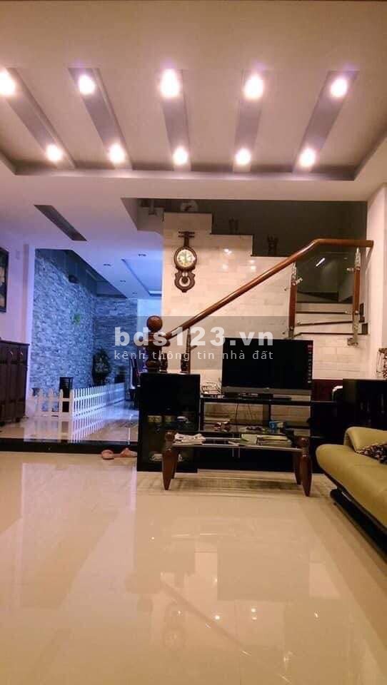 Bán nhà đẹp P Tân Sơn Nhì 5.5 x 15 nở hậu - Hẻm xe tải
