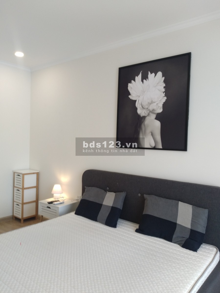 Bán gấp căn hộ 2 ngủ, 61m, full đồ cao cấp tại Mon City
