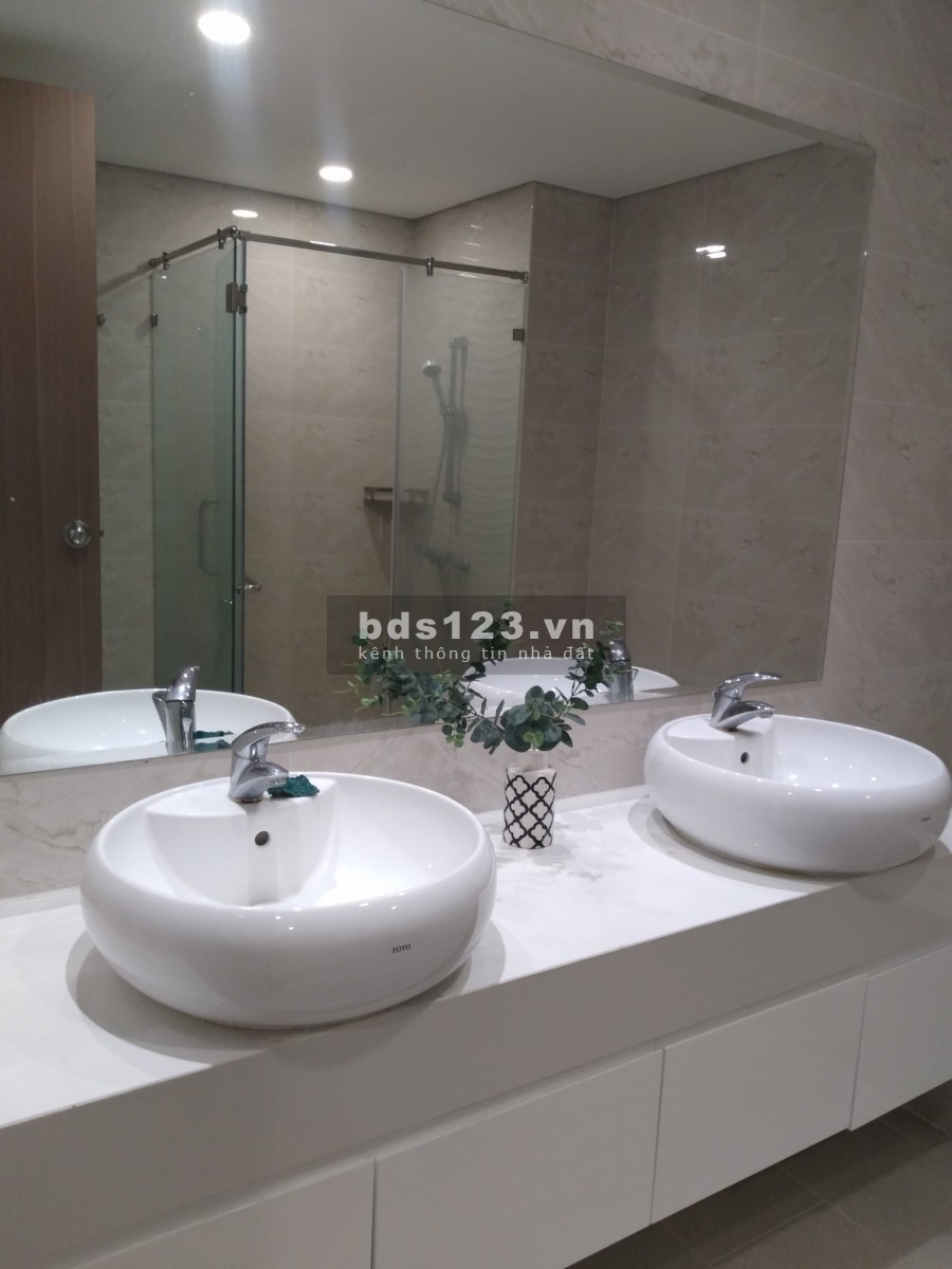 Bán gấp căn hộ 2 ngủ, 61m, full đồ cao cấp tại Mon City