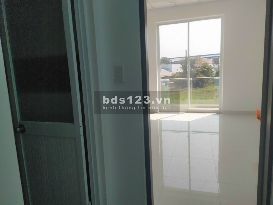 Nhà cần bán 5x20 nằm trên đường Hoàng Phan Thái !!!!