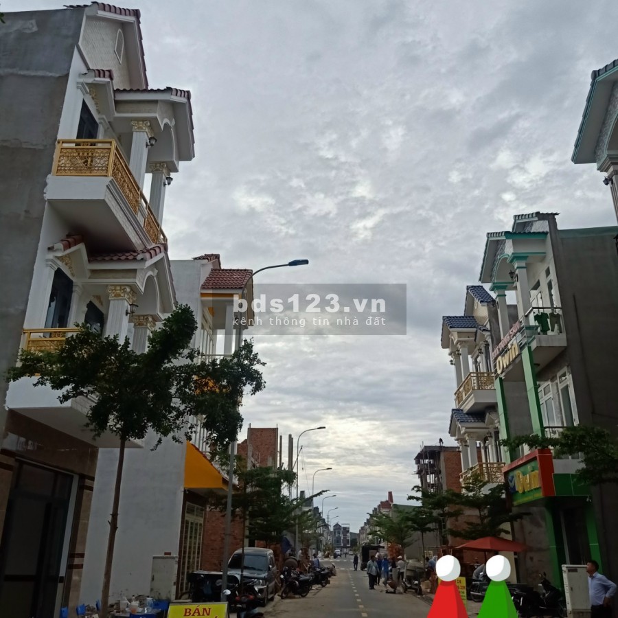 Chính chủ bán nhà 1 TRỆT 2 LẦU ngay chợ Phú Phong, MT ĐT743 giá rẻ, sân ô tô, thuận tiện kinh doanh