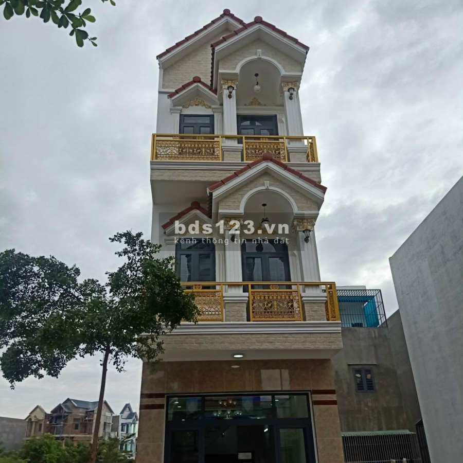 Chính chủ bán nhà 1 TRỆT 2 LẦU ngay chợ Phú Phong, MT ĐT743 giá rẻ, sân ô tô, thuận tiện kinh doanh