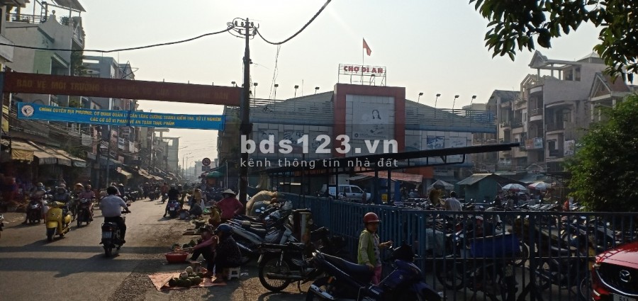 Nhà đối diện chợ Dĩ An 1 Tp Dĩ An Bình Dương .