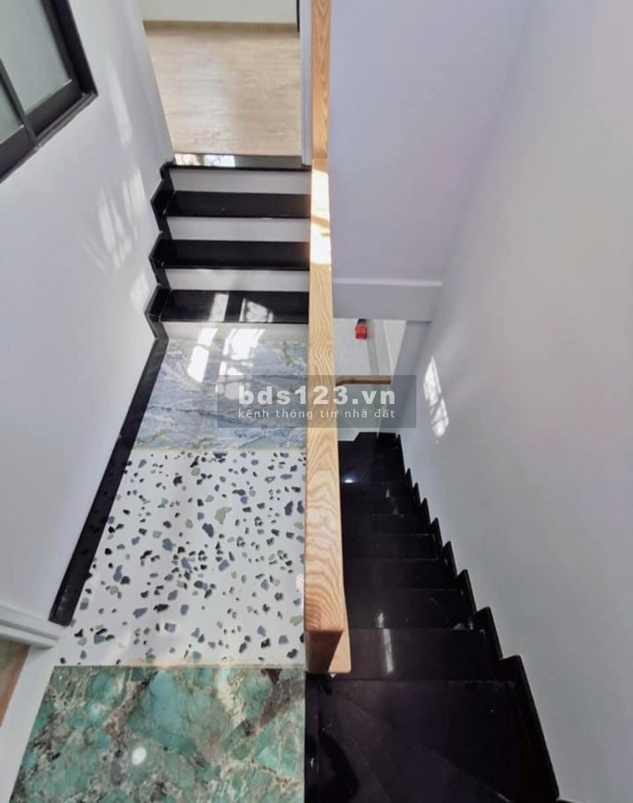 Hẻm xe hơi đỗ cổng - Sát mặt đường Thích Quảng Đức. Giá cực tốt ở Phú Nhuận