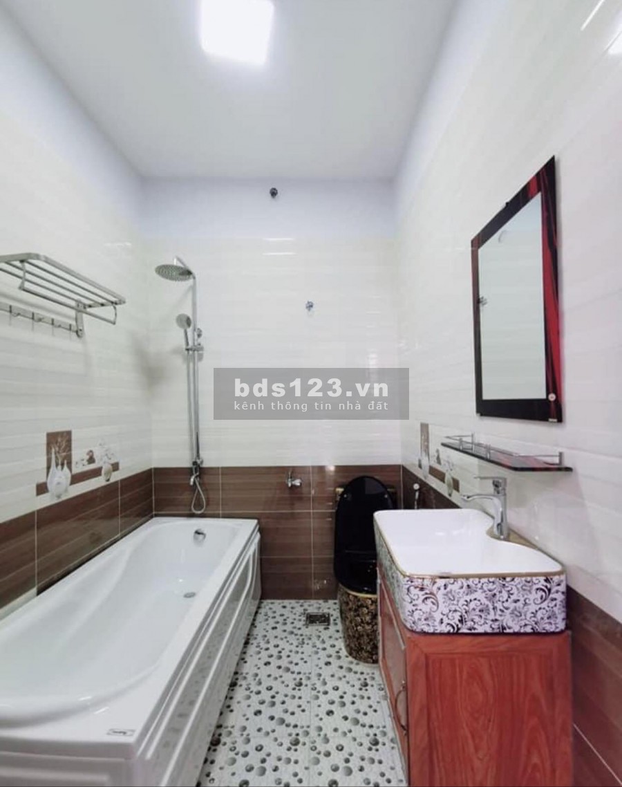 Hẻm xe hơi đỗ cổng - Sát mặt đường Thích Quảng Đức. Giá cực tốt ở Phú Nhuận