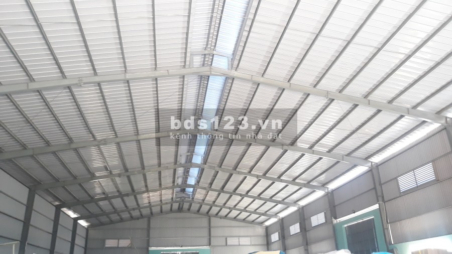 Cho thuê kho gần Tp mới Bình Dương. Diện tích 300m2. Đường nhựa xe container. Điện 3 pha. Kho xây mới 100%