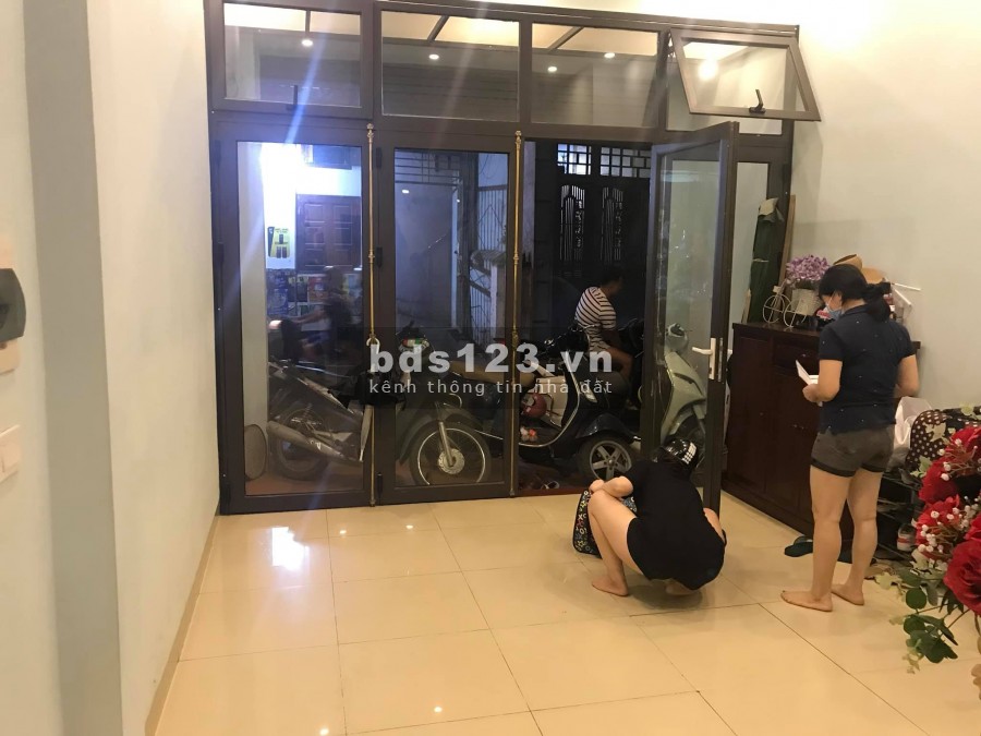 Đẹp ở ngay Ngã Tư Sở ăn tết, thông 3 gác, gần phố 18mx5t 1.85 tỷ