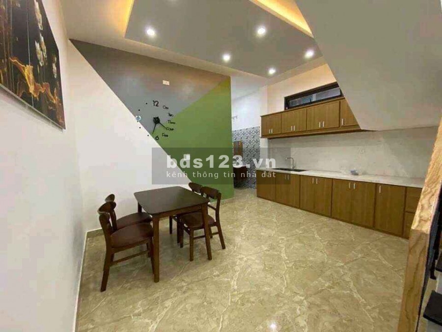 Bán căn nhà bên đường ĐOàn Nguyên Tuấn sau lưng chợ Hưng Long Bình Chánh, SHR