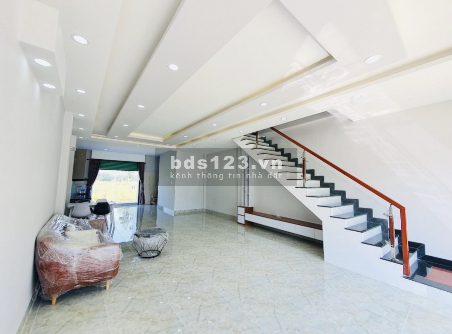Nhà 2 tầng 192m2 đối diện đại học QT VIỆT ĐỨC mặt tiền đường vành đai 4