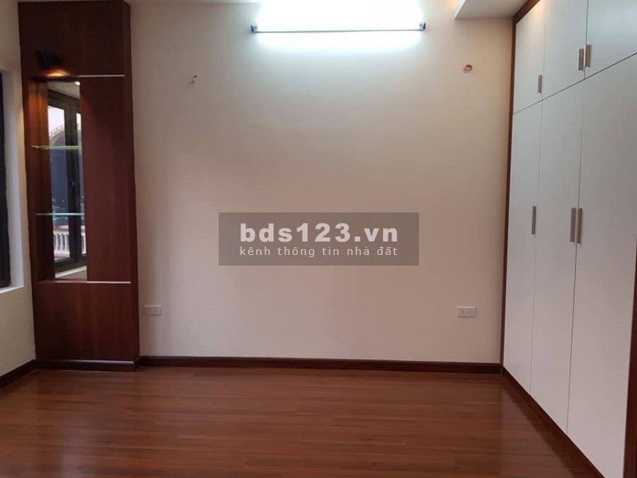 Bán nhà Dương Quảng Hàm. 45m2. Ô tô vào nhà. Lô góc giá 5.7 tỷ