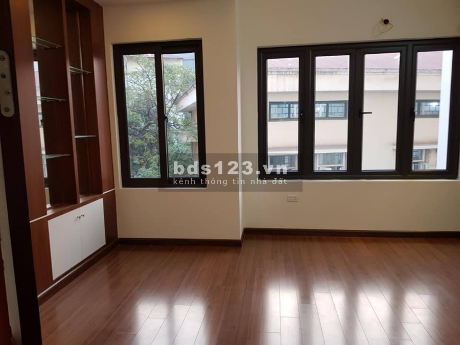 Bán nhà ngõ 72 Dương Quảng Hàm. Ô tô vào nhà. Lô góc 45m2. Nhà mới. giá 5.75 tỷ
