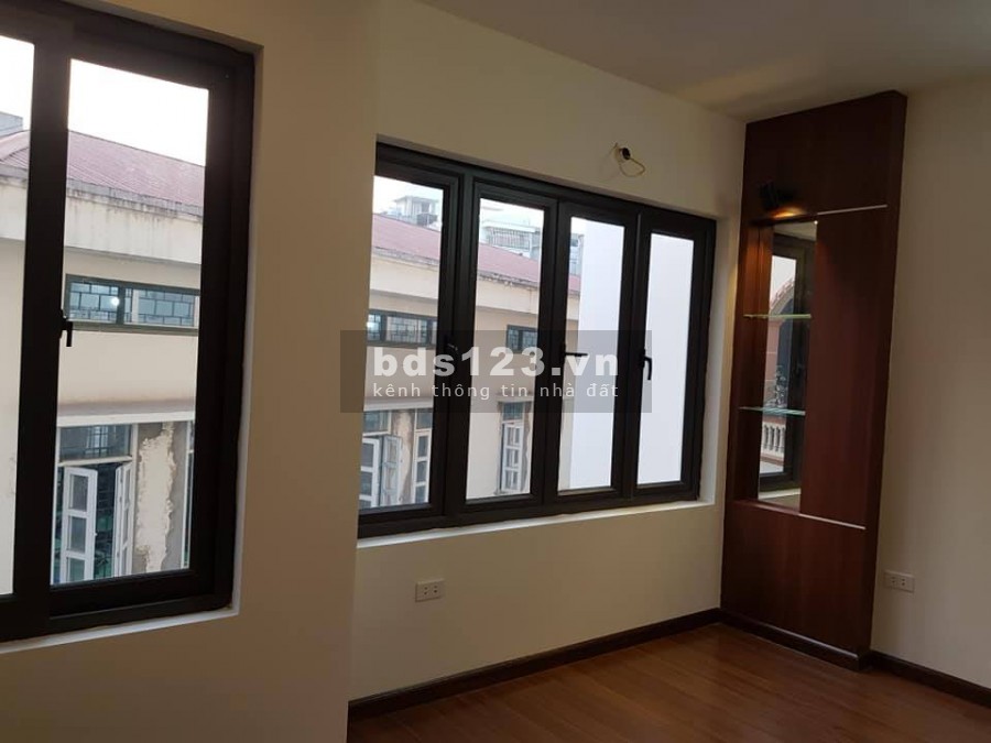 Bán nhà Dương Quảng Hàm. 45m2. Ô tô vào nhà. Lô góc giá 5.7 tỷ