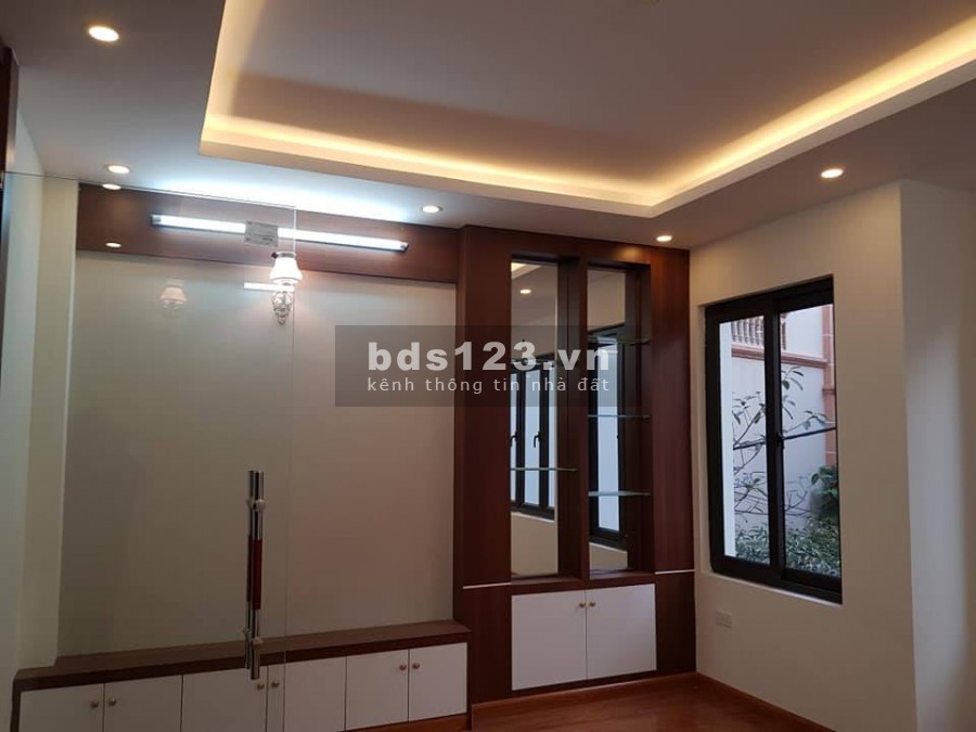 Bán nhà ngõ 72 Dương Quảng Hàm. Ô tô vào nhà. Lô góc 45m2. Nhà mới. giá 5.75 tỷ.