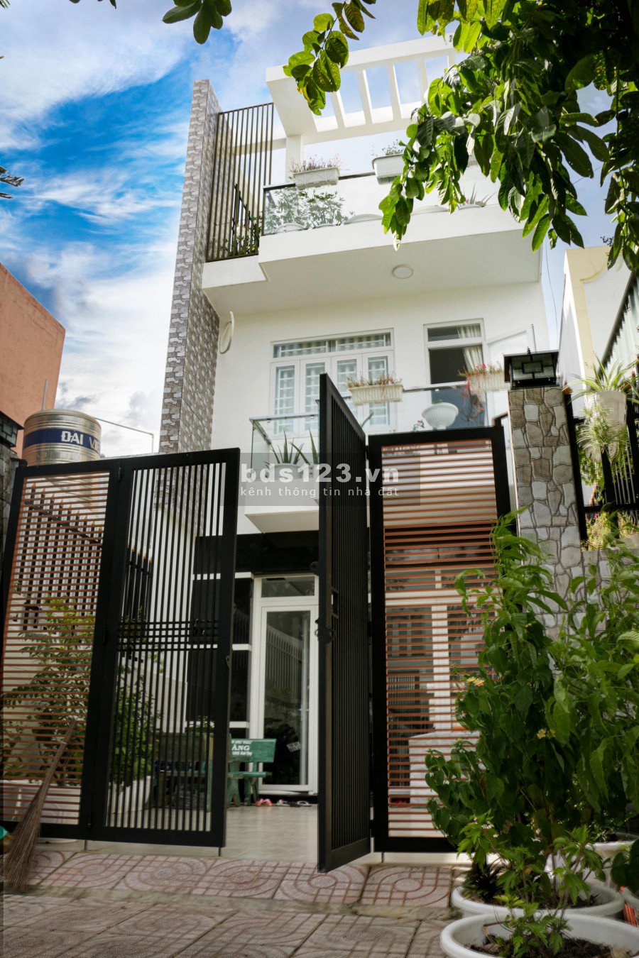 Bán Nhà SỔ HỒNG RIÊNG - Hổ trợ trả góp - Gần Chợ Bình Chánh - 1 Trệt 2 Lầu - 2 tỷ 150